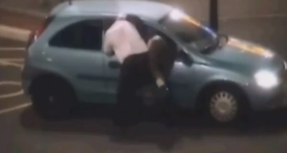 Αστυνομικός βγάζει από το παράθυρο μεθυσμένο άνδρα [video]