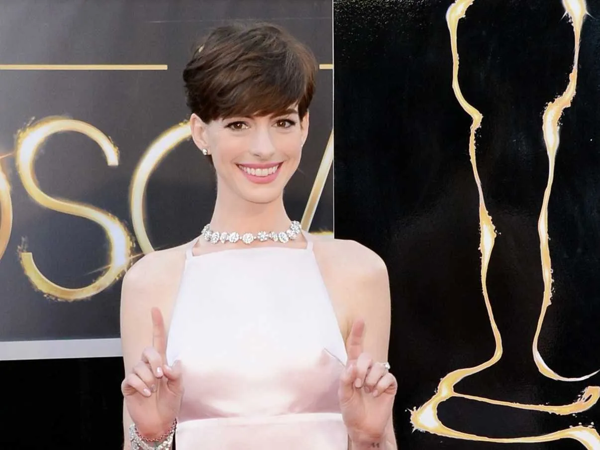 Anne Hathaway | Απολογήθηκε για το φόρεμα στα Oscars! 
