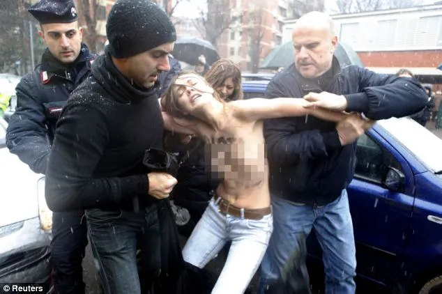 FEMEN | Διαμαρτυρήθηκαν γυμνόστηθες μπροστά στο Berlusconi 