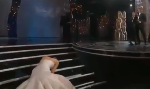 Oscars 2013 | Η πτώση της Jennifer Lawrence! [video]