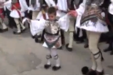 Πεντάχρονος πρωτοχορευτής παραδοσιακών χορών! [Video]