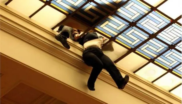 Βουλή | Υπάλληλος βρέθηκε αιωρούμενη από την οροφή! [video] 