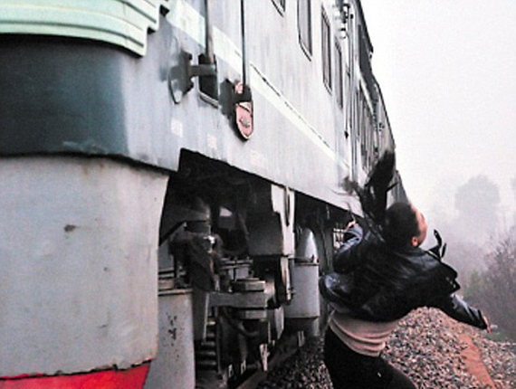 Κίνα | Νεαρή πόζαρε στις ράγες του τρένου! [photos] 
