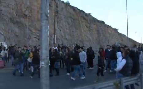Φοιτητές από το ΤΕΙ έκλεισαν τη γέφυρα της Χαλκίδας [video]