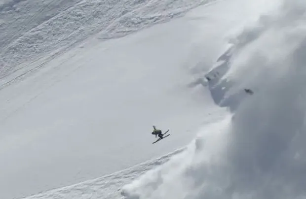 Ελβετία | Εντυπωσιακή κατάβαση από χιονισμένη βουνοπλαγιά! [video]