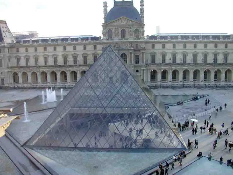 P3021302 Louvre Pyramid
