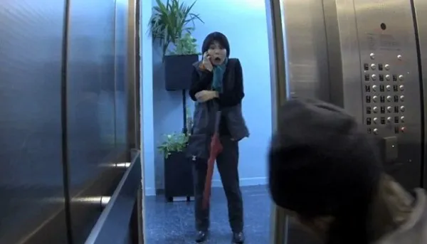 Φόνος στο ασανσέρ! Εσείς πώς θα αντιδρούσατε; (βίντεο)