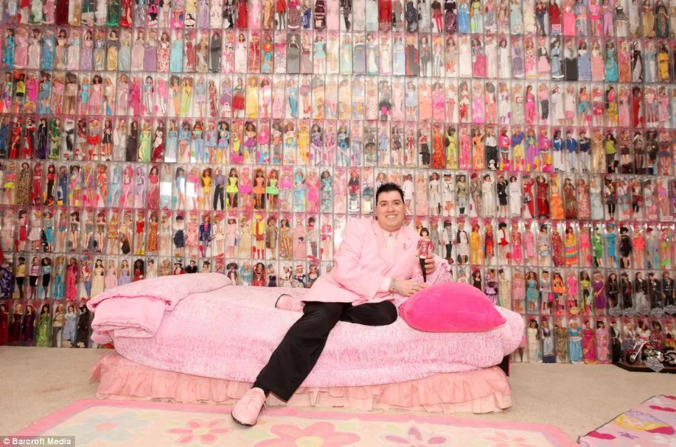 Ο άνδρας που έχει στη συλλογή του 2.000... κούκλες Barbie! (gallery)