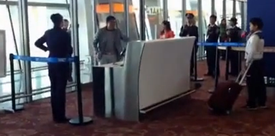 Κινέζος επιβάτης τα σπάει όλα σε αίθουσα αναμονής αεροδρομίου! [video] 