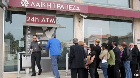 Κύπρος | Οι ουρές στις τράπεζες και τα ATM που αδειάζουν!
