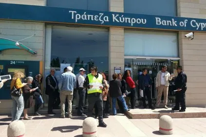 Κύπρος | Ουρές έξω από τις τράπεζες [photos]