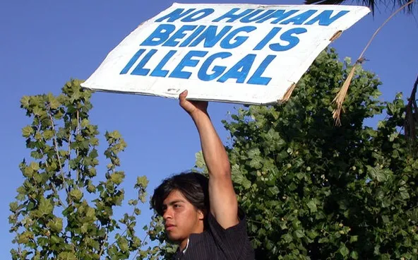 Associated Press | Απαγόρευσε τον όρο «λαθρομετανάστης»