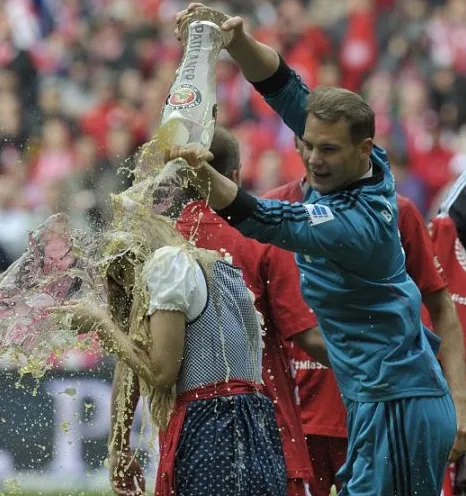 Manuel Neuer | Έλουσε με μπύρα μία ξανθιά κοπέλα! [video] 