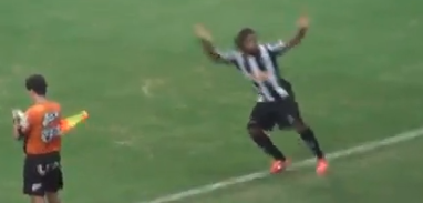 Ronaldinho | Πανηγύρισε το γκολ όπως ξέρει να κάνει καλά! [video] 