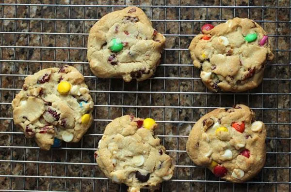 Μαγειρεύοντας στο σπίτι: Φτιάξτε πολύχρωμα Cookies!