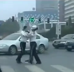 Γυναίκες αστυνομικοί ξεμαλλιάζονται εν ώρα υπηρεσίας! [video] 