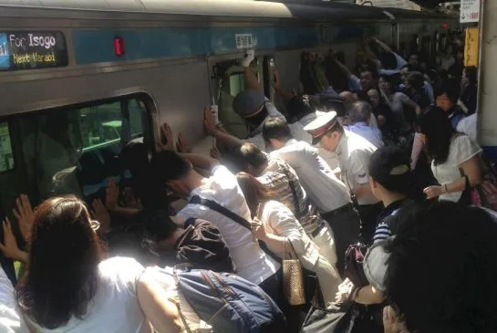 Τόκιο | Επιβάτες έσπρωξαν βαγόνι 32 τόνων για να απεγκλωβίσουν μια γυναίκα