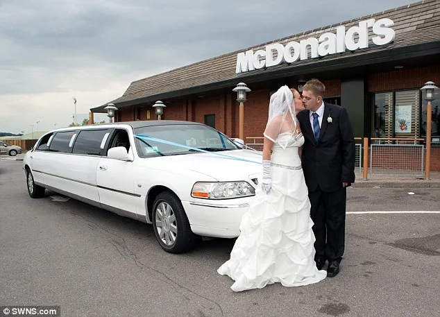 Ζευγάρι έκανε τη δεξίωση του γάμου του... στα McDonald΄s [photos] 