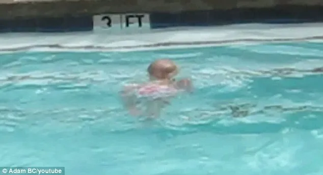 Μωράκι 16 μηνών κολυμπάει μόνο του στην πισίνα! 