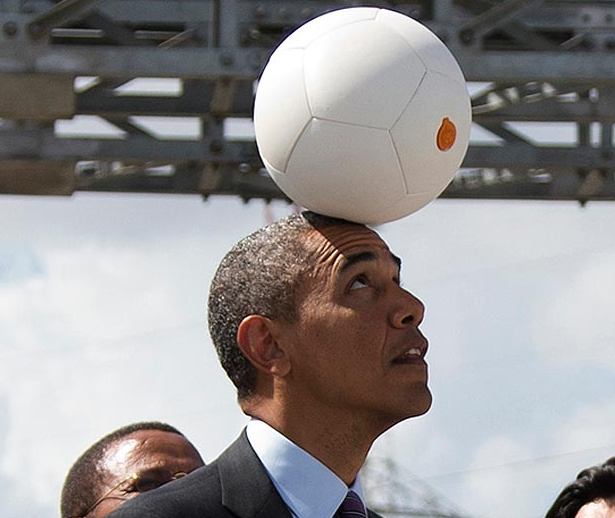 Obama | Παρουσιάζει μπάλα ποδοσφαίρου που παράγει ενέργεια! [video] 