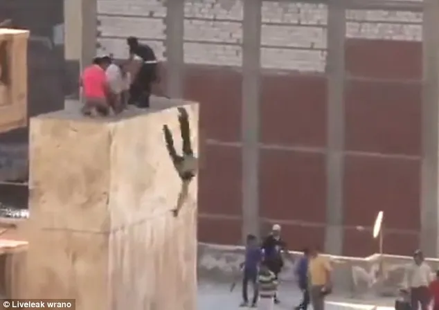 Ισλαμιστές έριξαν νεαρό από οροφή πολυκατοικίας! [video] 