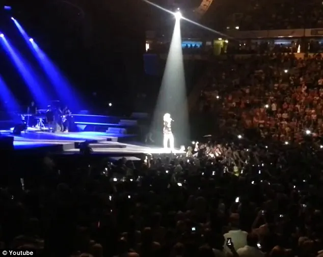 Rihanna | Της έριξαν πατατάκια στη σκηνή και τους έβρισε! [video] 
