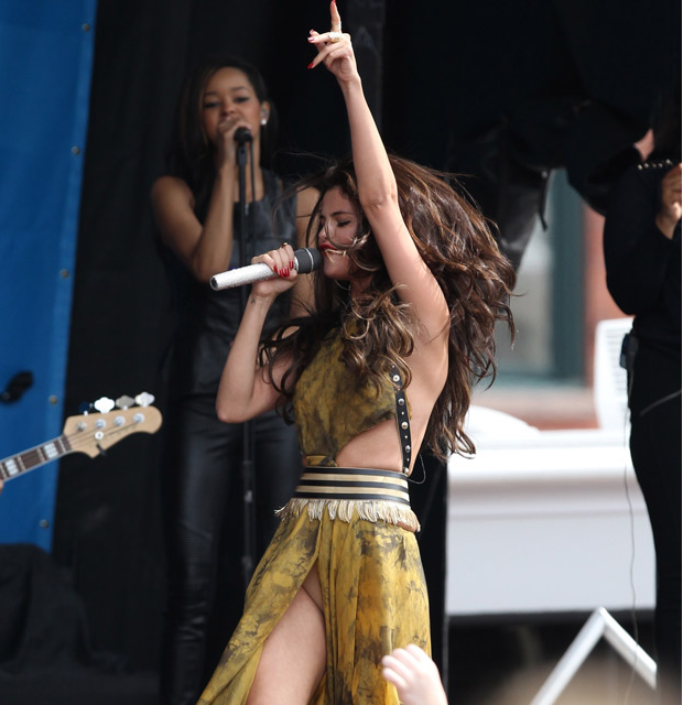 Selena Gomez | Ξέχασε να φορέσει εσώρουχο! [photos] 