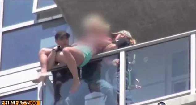 Κασκαντέρ έσωσαν γυναίκα που ήταν έτοιμη να πέσει! [video] 