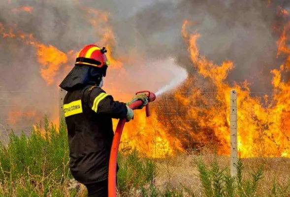 Δυνατές πυρκαγίες σε Κάρυστο και Άνδρο
