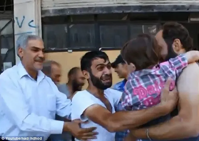 Συρία | Σπαρακτικό στιγμιότυπο ενός πατέρα που συναντά το γιο του! [video]  