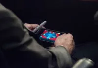 Ο γερουσιαστής που έπαιζε πόκερ στο iphone την ώρα της συνεδρίασης για τη Συρία