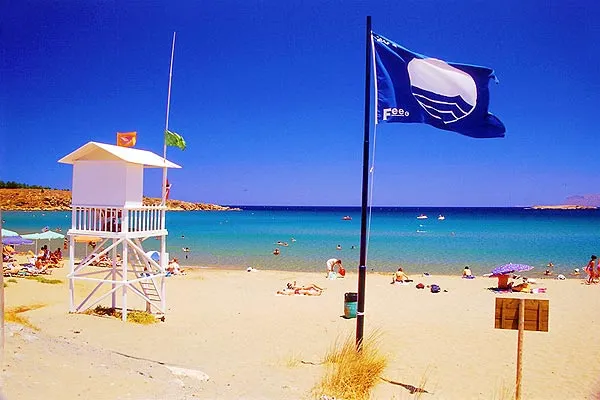 Ποιες είναι οι 13 παραλίες που έχασαν την γαλάζια σημαία τους; 