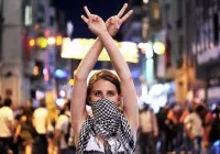 Ερντογάν | «Γυναίκες που φοράνε μαντίλα είναι πλήρη μέλη της Δημοκρατίας, όπως και αυτές που δεν τη φορούν»