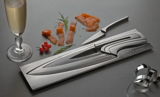 Ένα σετ μαχαιριών που το κάθε μαχαίρι έχει τη θέση του μέσα στο άλλο