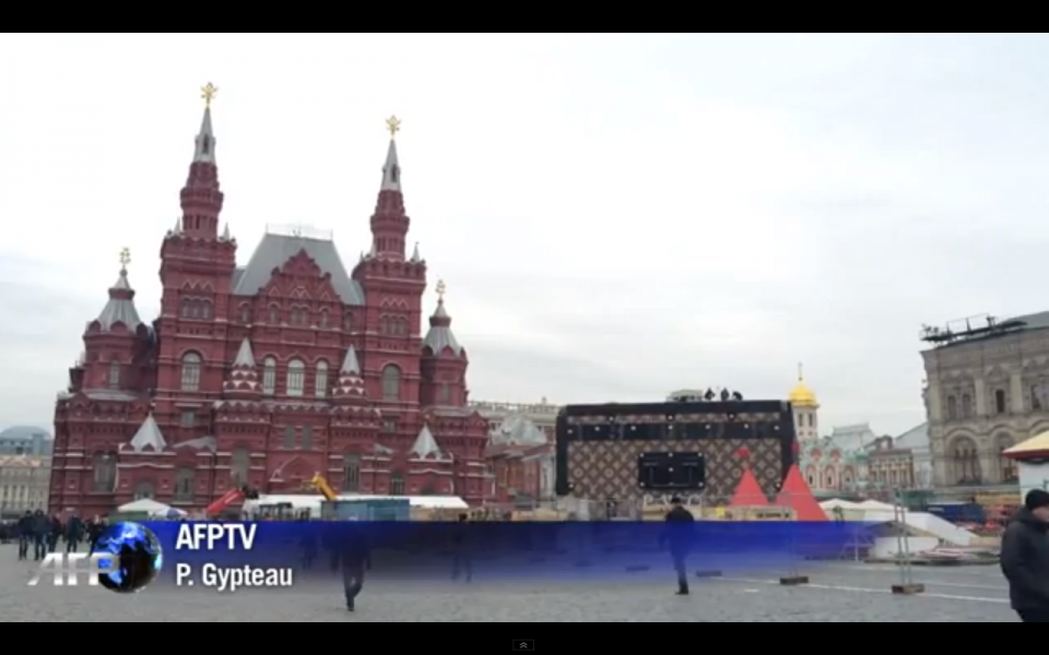 Μόσχα | Τεράστια βαλίτσα Louis Vuitton στην Κόκκινη Πλατεία