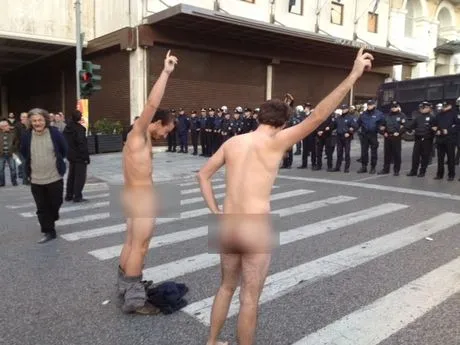 Γυμνή διαμαρτυρία στην πορεία του Πολυτεχνείου!