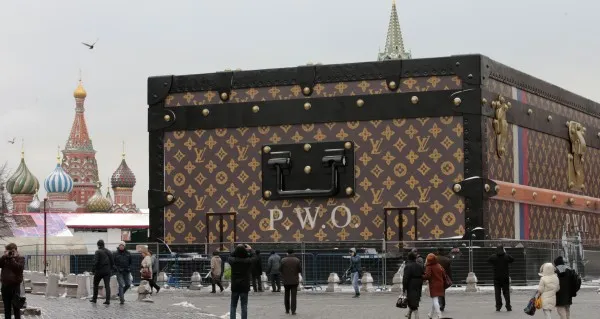 Αντιδράσεις για το τεράστιο μπαούλο Louis Vuitton στη Μόσχα