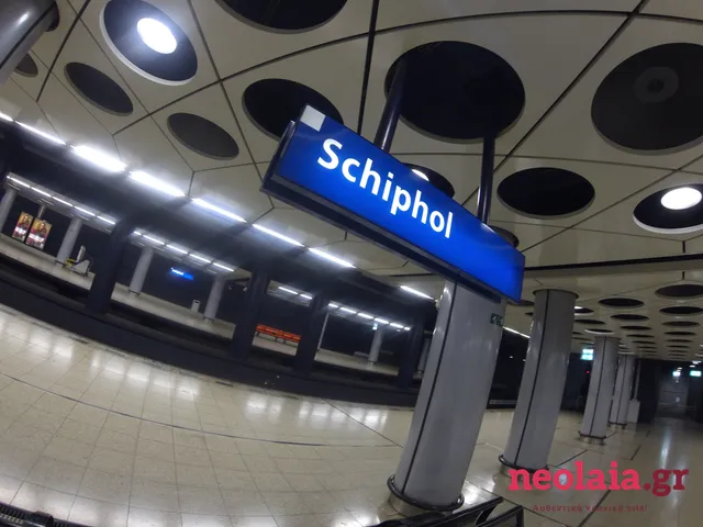 Κάτα από το αεροδρόμιο ο σταθμός του Σκίπχολ. Με τούτο το τρένο φτάνεις μετά από 17 λεπτά στο Άμστερνταμ.