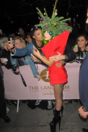 Lady Gaga σε έκδοση... χριστουγεννιάτικου δέντρου