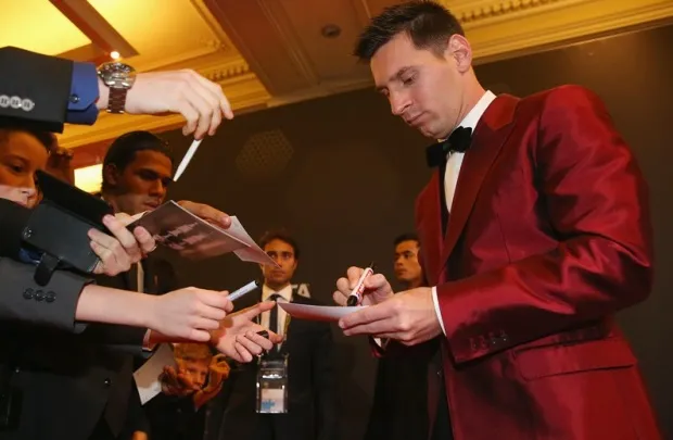 Messi-pink-suit