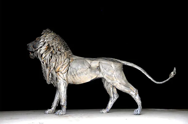 Έφτιαξε το λιοντάρι της εικόνας με 4000 μεταλλικά κομμάτια 