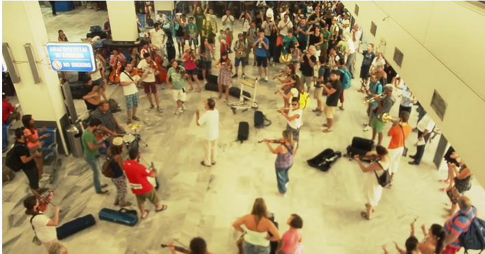 Χόρεψαν συρτάκι στο αεροδρόμιο του Ηρακλείου 