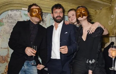 Jude Law: Selfie με βενετσιάνικη μάσκα