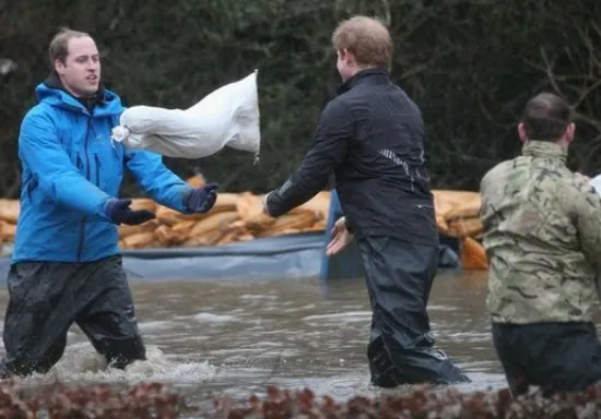 Οι πρίγκιπες Ουίλιαμ και Χάρι βοηθάνε τους πλημμυροπαθείς