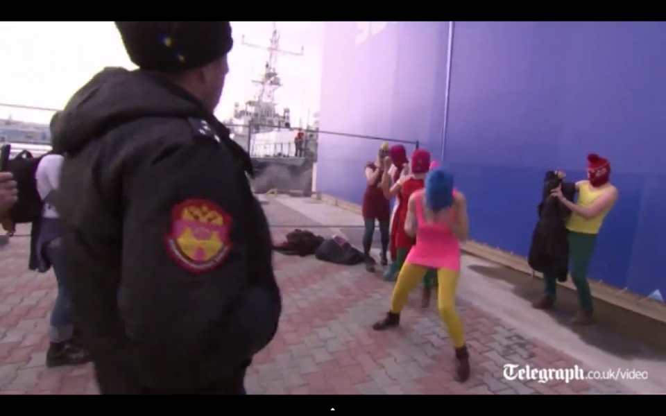 Pussy Riot: Αστυνομικοί ξυλοκοπούν 6 μέλη του γκρουπ στο Σότσι