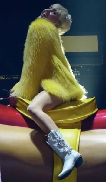 Miley Cyrus: Νέα εμφάνιση πάνω σε... hot dog