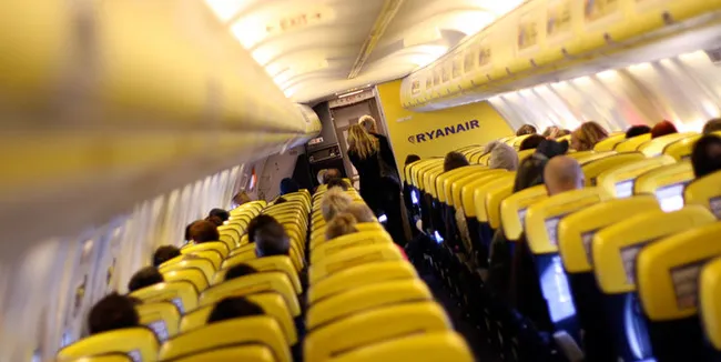 Ryanair: Αναζητά όμορφες Ελληνίδες αεροσυνοδούς