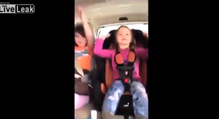 Μητέρα τράκαρε ενώ βιντεοσκοπούσε τις κόρες της! 