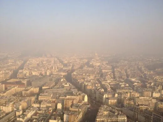 Παρίσι: Ο Πύργος του Άιφελ... χάθηκε μέσα στη ρύπανση