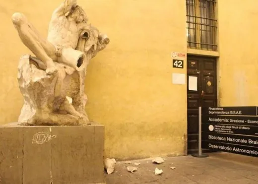Μιλάνο: Πώς για μια φωτογραφία καταστράφηκε ένα άγαλμα